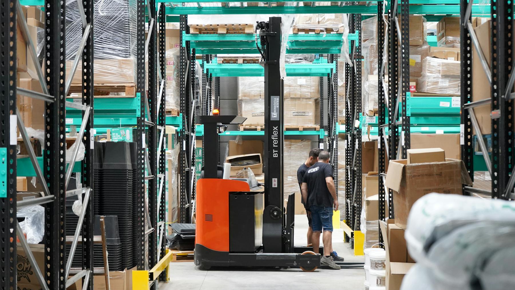 Warehouse pickup and logistics arrangement